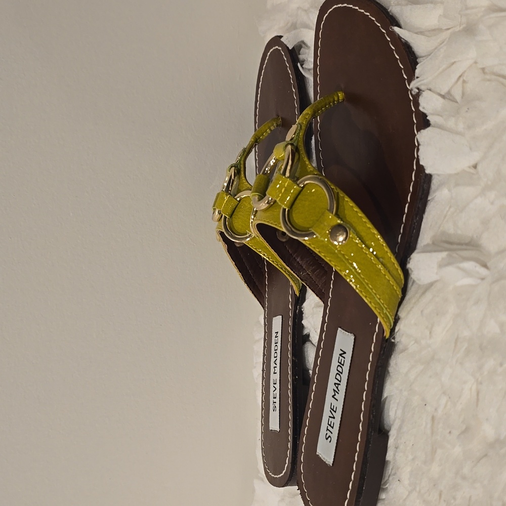 Steve Madden Swindlee Women's Size 7.5 Lime Green Flat Thong Sandals - Picture 5 of 10